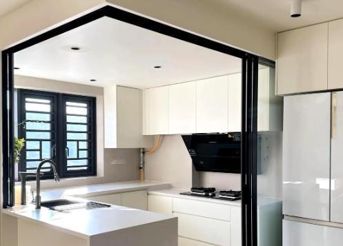 上周去上海出差，借住朋友家。一进厨房我愣住了——她家灶台边竟然没有调料瓶！台面上