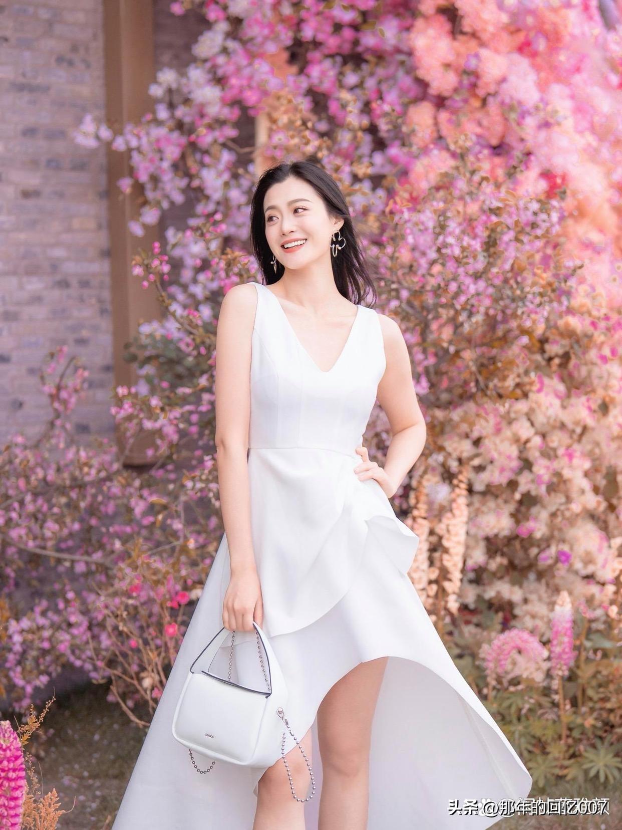女孩子怎么穿搭既时尚又好看? 优雅白裙，花海中的甜美笑容🌸💃