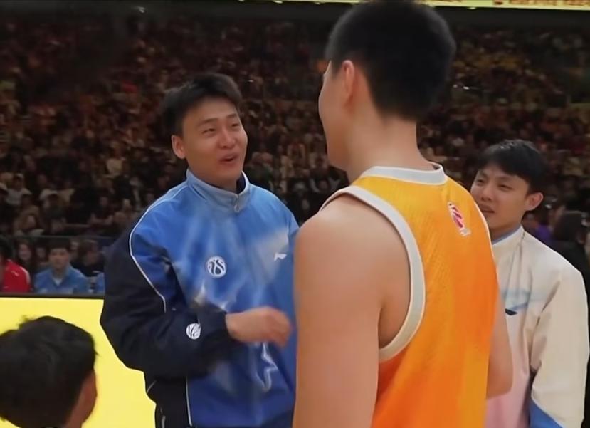 各位篮球迷们，你们知道什么叫"宝刀未老"吗？看看咱们的胡明轩就知道了！就在202