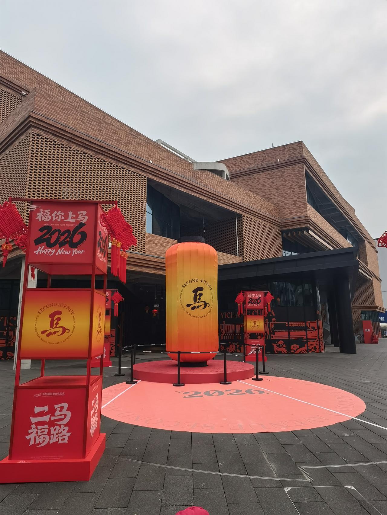 宜昌夷陵区二马路这非遗文旅打卡地，真的太有特色了！我之前去那拍了好多照片。街道两