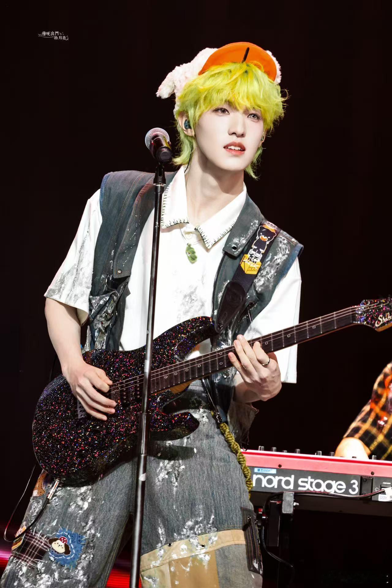 张泽禹歌声里的热烈与赤诚 明明是年轻的年纪，却能唱出如此饱满的情感，舞台掌控力和