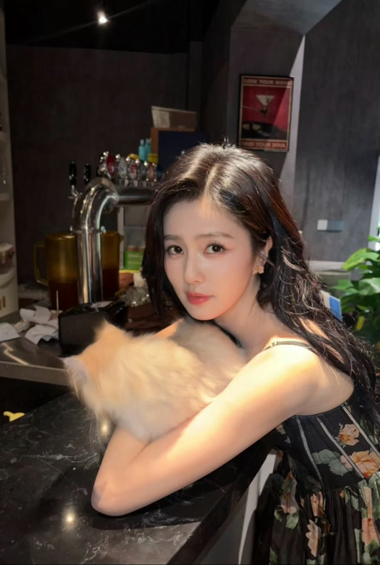 白梦妍又又撸猫了 ​​​