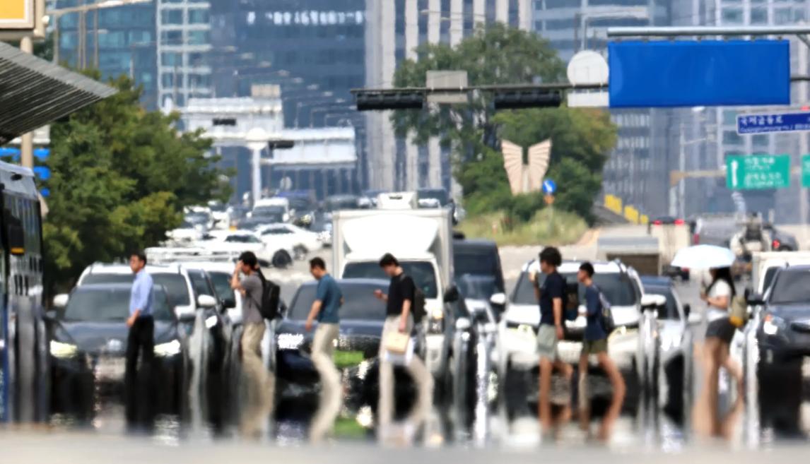 首尔都市圈近一半区域发布严重热浪预警

韩国国家气象局升级了大首尔地区的热浪预警