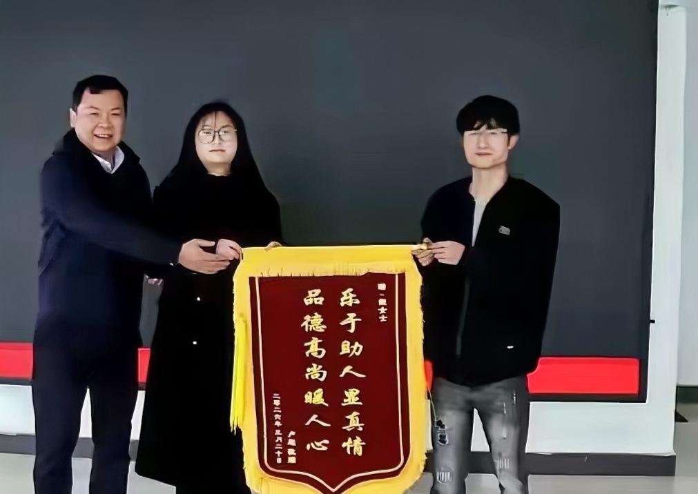 湖南，一网约车司机在接单途中突发疾病，于是他向后座的女乘客求助，没想到女乘客二话