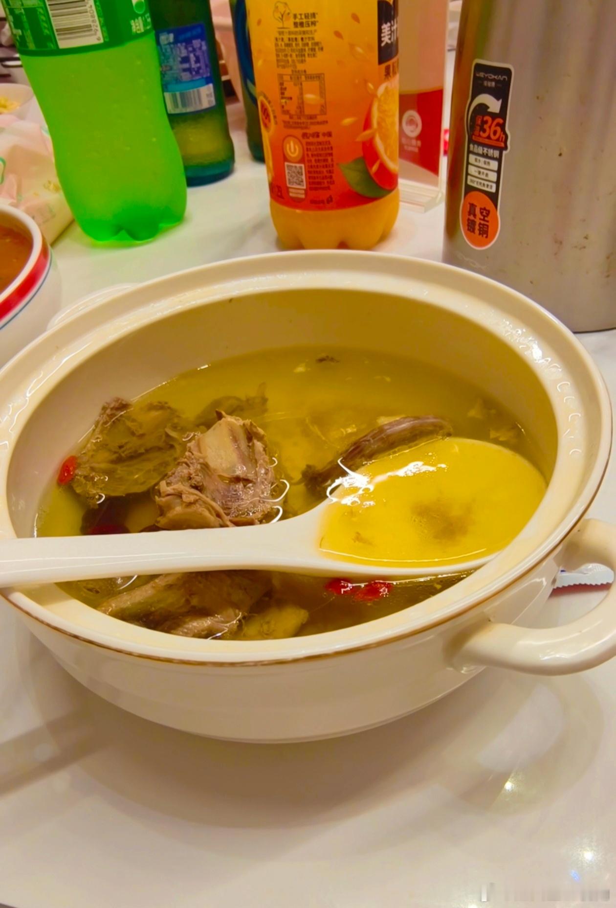 昨晚，吴老师请我们在鸽鲜记吃了秋天的第一顿大餐。有鸽子汤、红烧乳鸽、脆皮鸽子，还