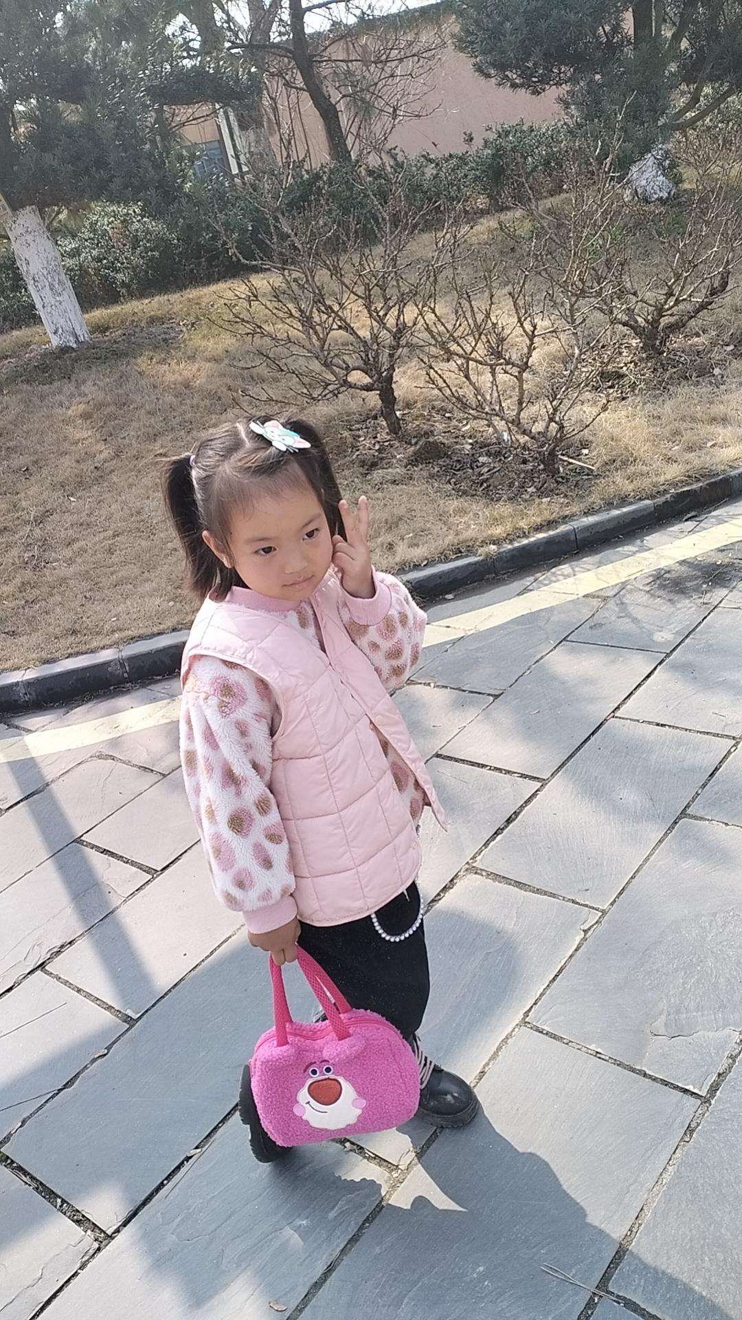 臭美的小妞 😊😊