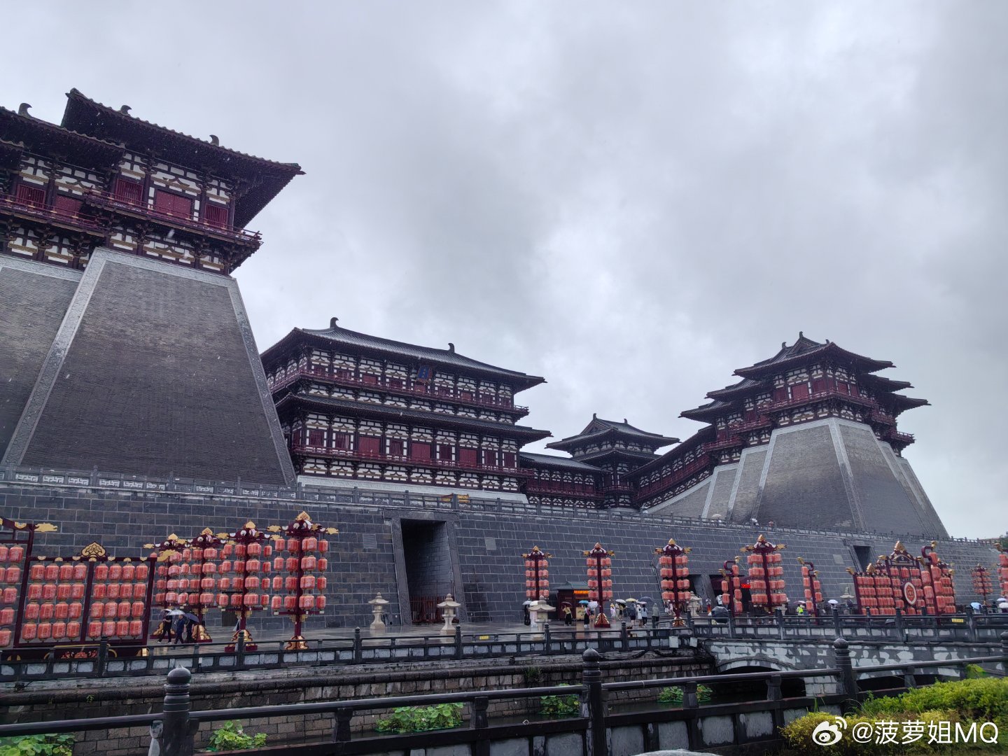 洛阳·隋唐洛阳城应天门遗址 下着雨，站门口打卡看了一下就走了，这种古建筑，我向来
