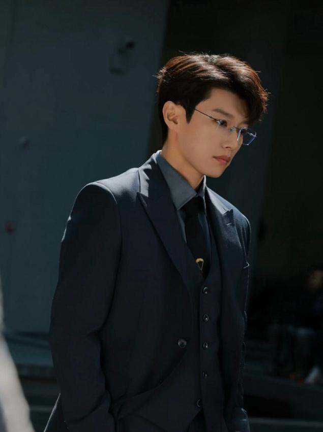 《轧戏》男二掀桌了
《轧戏》播的很一般，男女主陈星旭和卢昱晓没啥热度，反而是男二