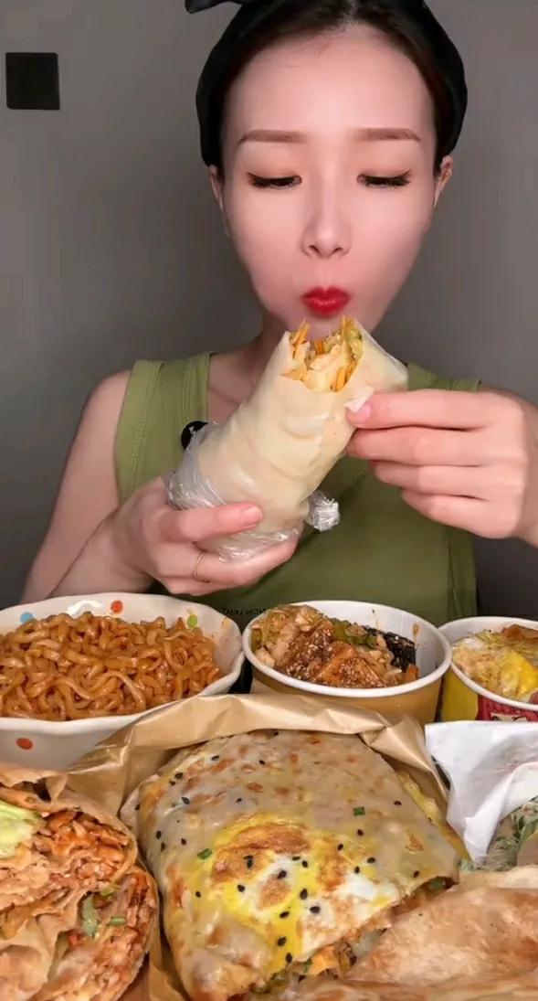 美食佳肴香，美人笑语欢。#女神永远爱美食# #美娇厨娘# #美食佳肴大赏# #美