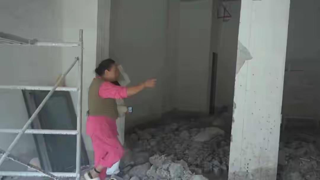 120户买的房一夜成“危房”？一声闷响，谁在拆楼？

我问你一个问题啊，你敢想象