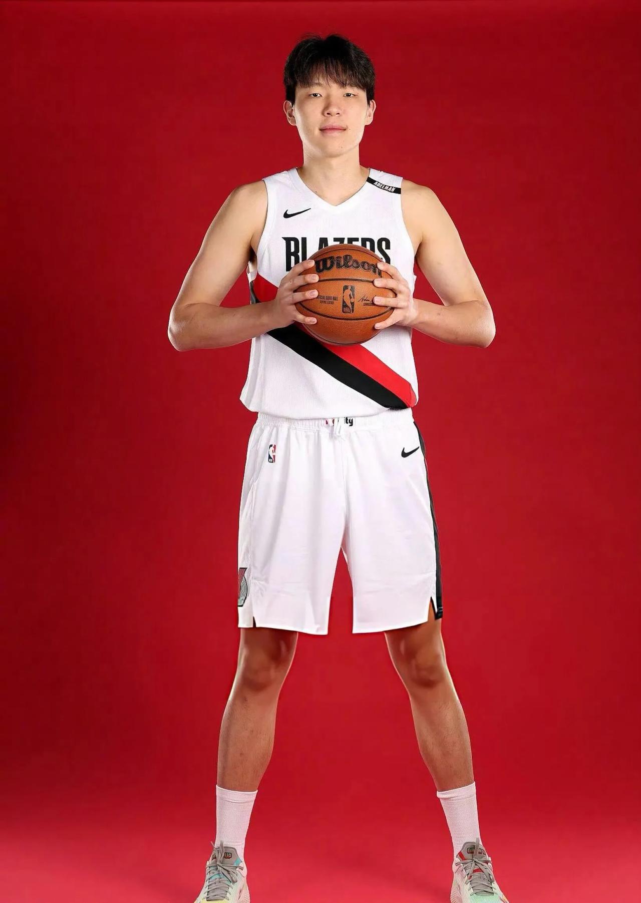 石头🪨终于落地！杨瀚森继续征战NBA!
开拓者官方宣布，球队已执行杨瀚森和克林