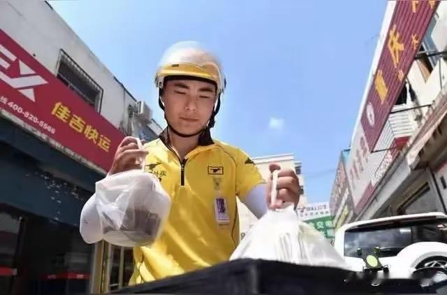 昨天看一个外卖小哥的视频，第一天送外卖，就爱上了这一行，他是北师大研究生毕业，今