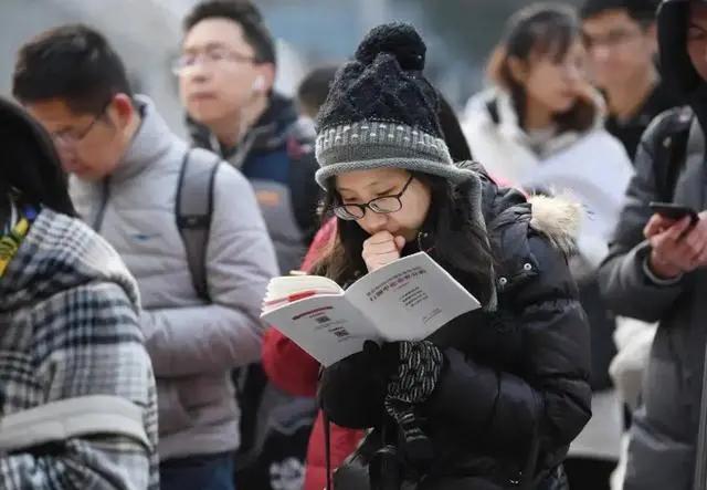 是去外省上大学还是待在内省上大学，确实适用于不同的考生。这一决策往往需要考虑到个