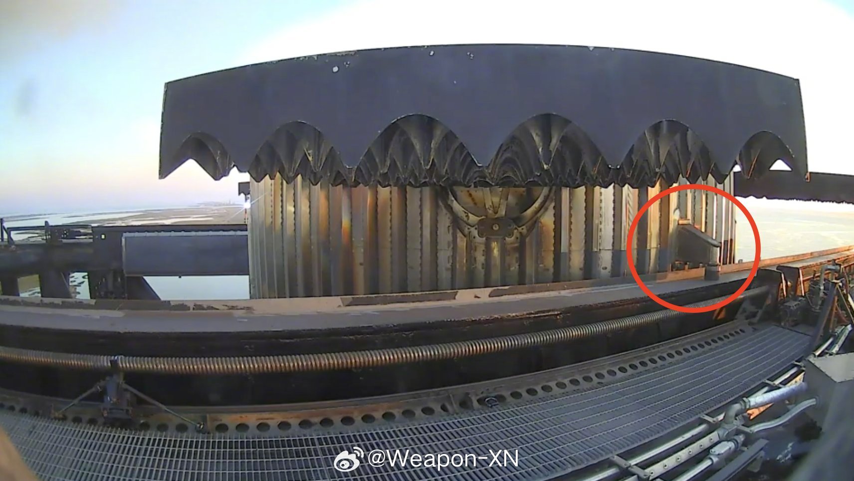 #兵器影像[超话]# SpaceX公司 250 吨重的超重型火箭助推器降落在靠近