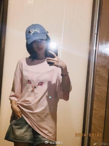 #吴谨言猫咪粉T#​​​#吴谨言剧组周一见# 吴谨言在剧组的猫咪粉 T 造型很是