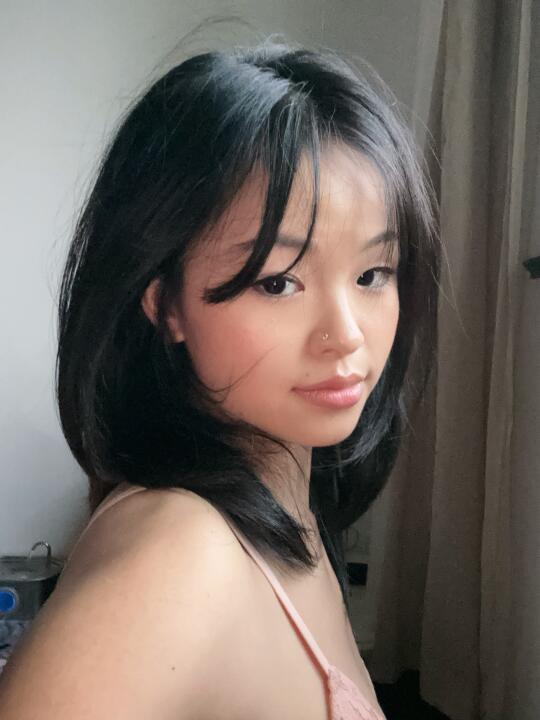 回归黑发和淡妆，素素的很舒心。