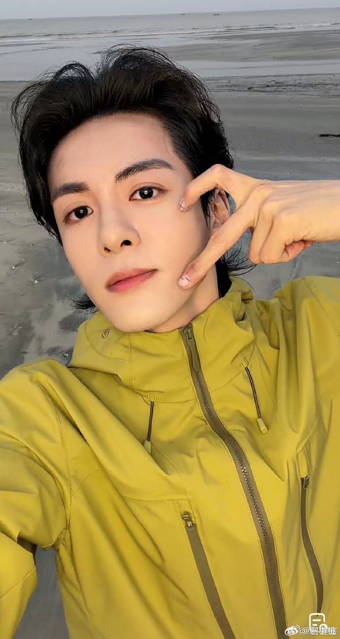 曾舜晞在海边i人属性大爆发 曾舜晞海边直播温柔又治愈🌊，大方承认自己是 i 人