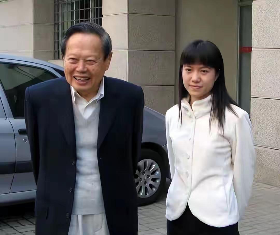 杨振宁与翁帆是因为爱情结婚吗? 
这个事还需慢慢到来！

1995年，汕头大学举