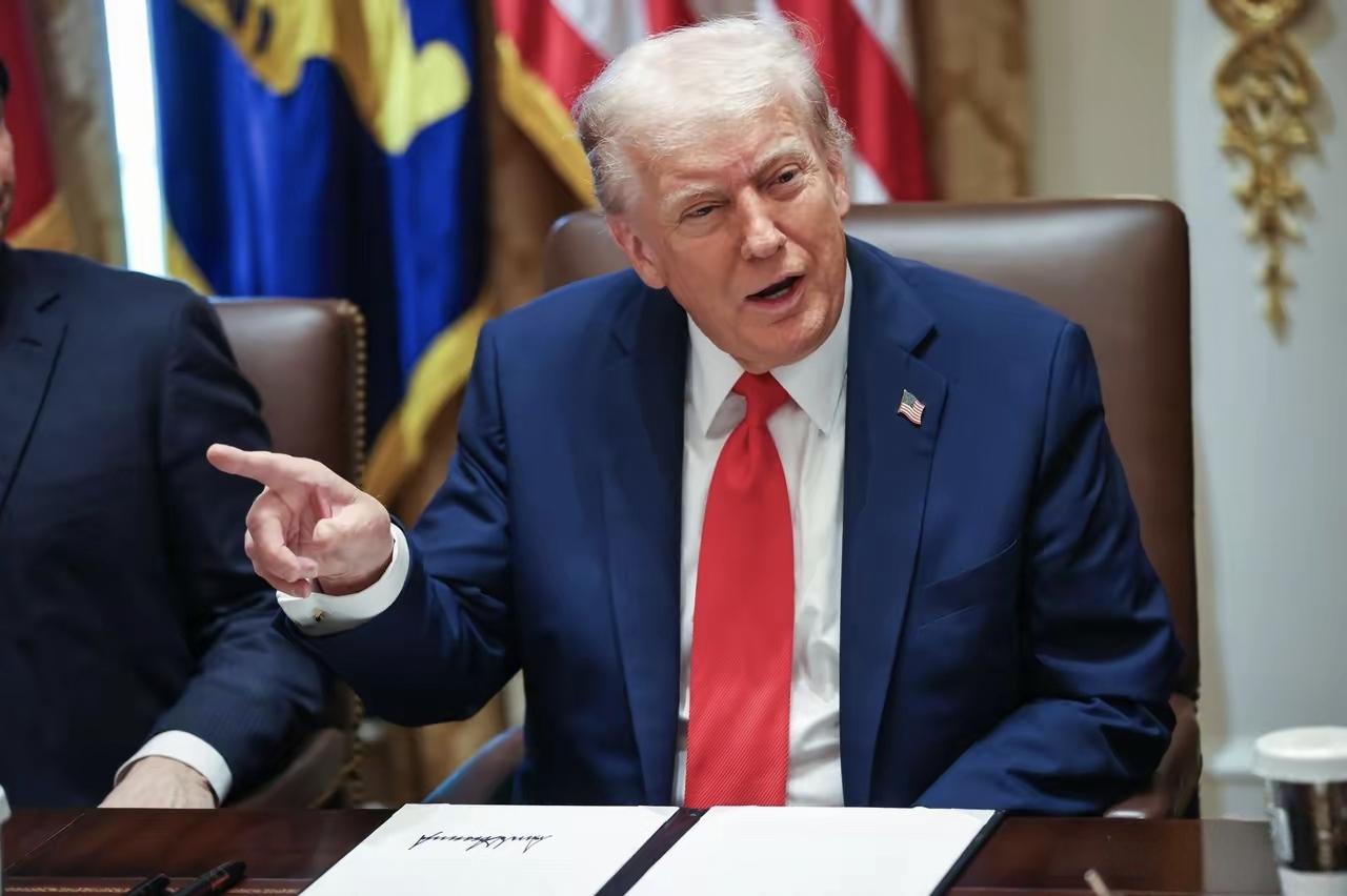 特朗普变脸来的真快。
  关于访华，他说：“因为战争，我想留在这里。我觉得我必须