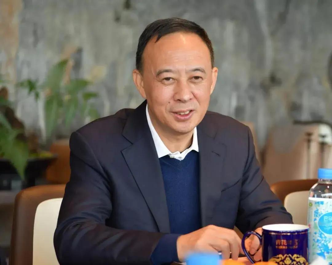 2025年，记者问郎酒的董事长汪俊林:“你每天喝几杯白酒？”汪俊林摇摇头:“我一