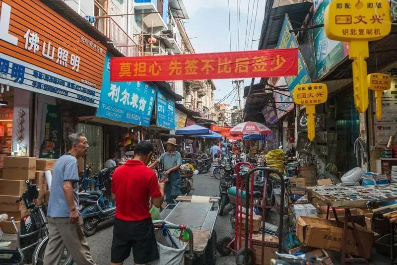 强烈要求国家组建全国房产信息买卖平台！看如今：
①两大房产中介巨头垄断买卖市场！