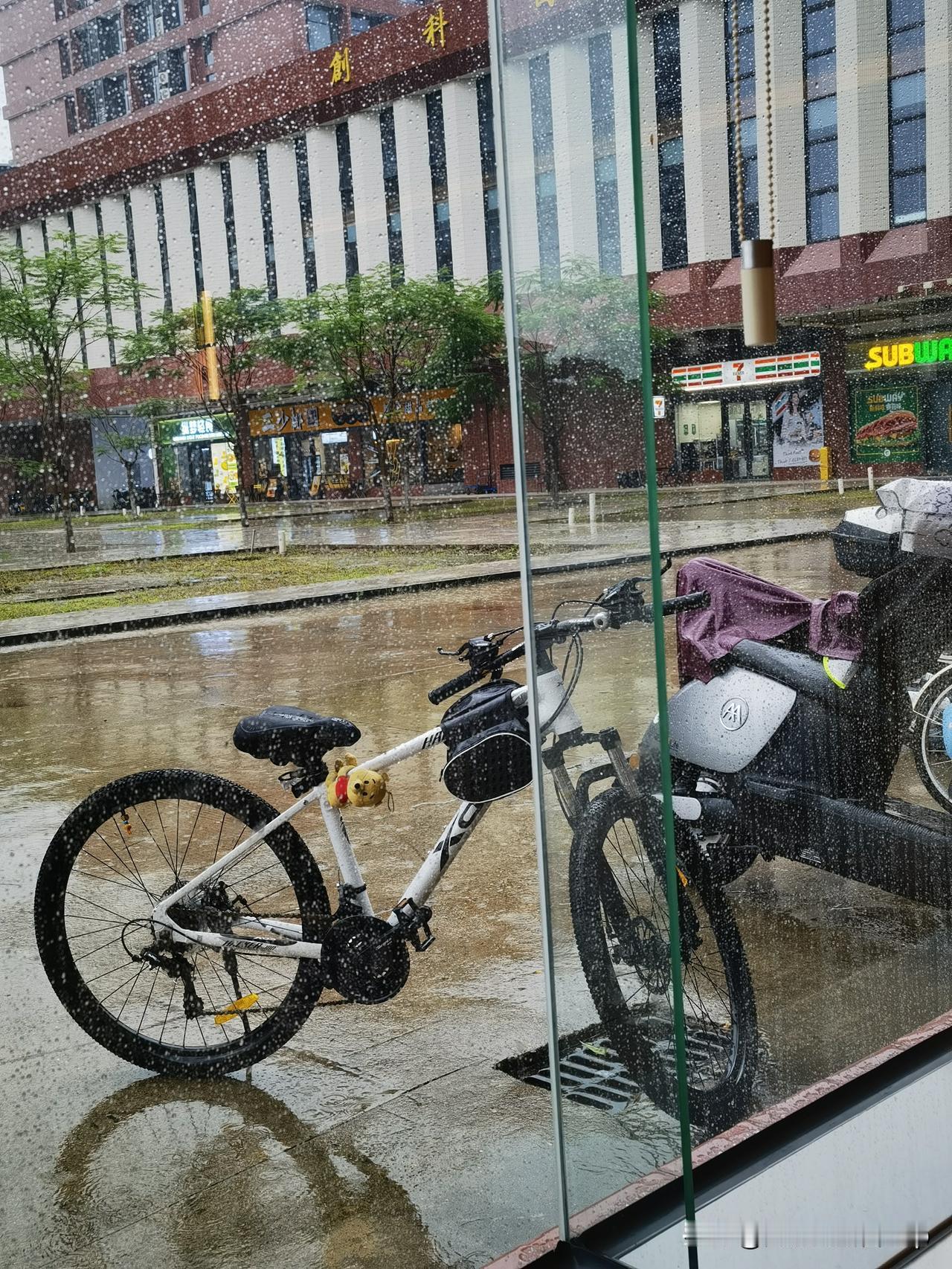 雷雨送清凉，今年考生有福，不用受热遭罪！
 
这几天雨断断续续下个不停，一阵落雨