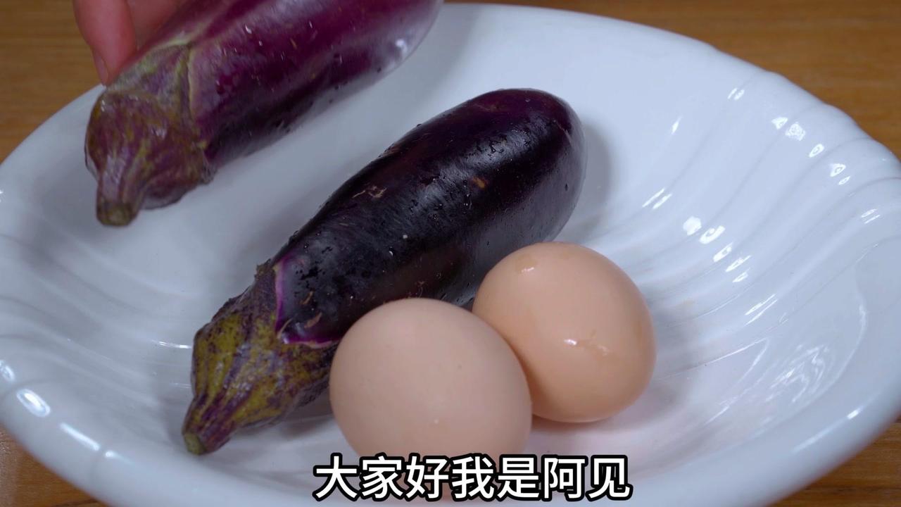 🍳秋茄子口感紧实，搭配鸡蛋煎成饼，外酥里软还巨下饭！做法超简单，厨房小白也能一