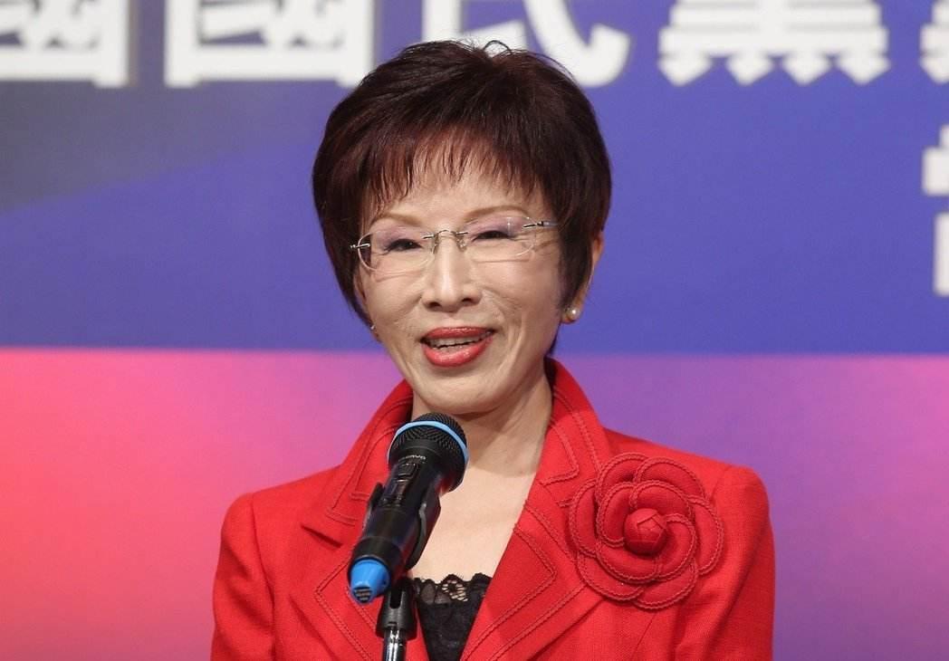那个曾经被国民党大佬们，以“统派”罪名拉下马的洪秀柱，如今也活成了自己最讨厌的样