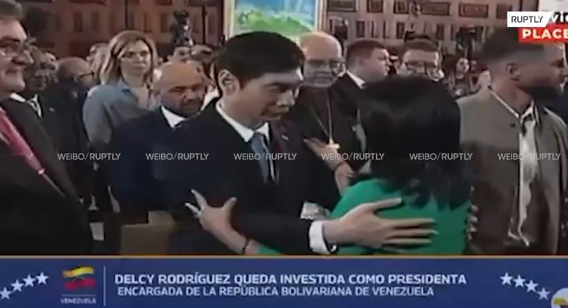 委代总统宣誓就职，中俄大使纷纷到场，送上拥抱和祝福
 
当地时间1月5日，委内瑞