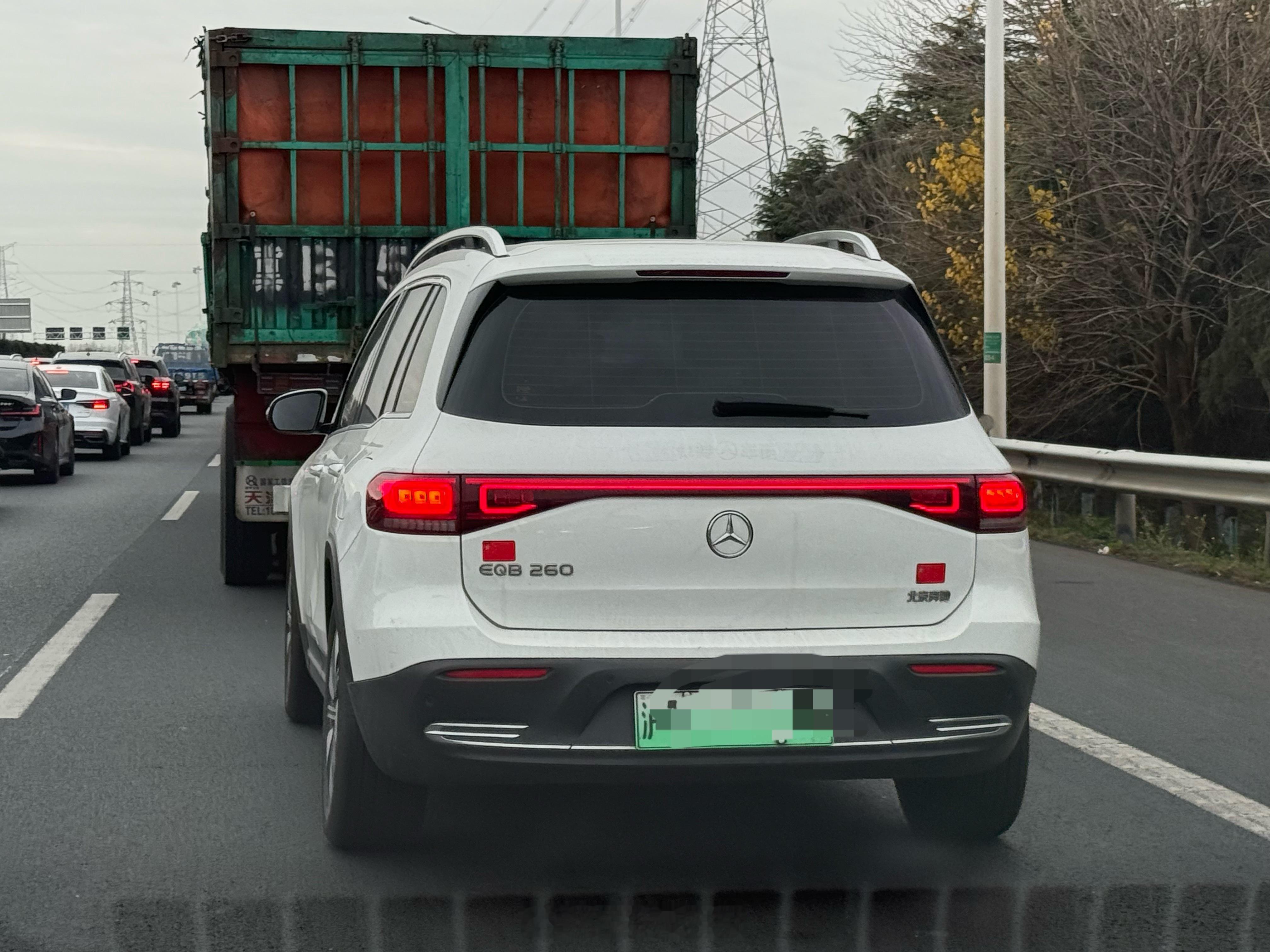 这怎么看怎么不像是奔驰的作品为什么能源变革会让BBA的造形设计集体迷失呢？同样陷