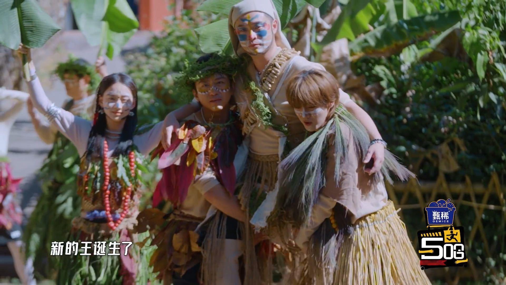 邓超鹿晗扛陈赫邓超鹿晗合力抬陈赫哈哈哈哈哈 陈赫成了丛林部落新王，邓超鹿晗合力抬