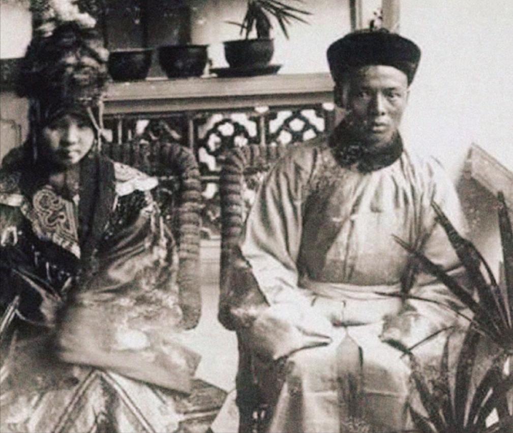 哥哥穷到无人可娶，妹妹丑得嫁不出去，二人生下一子却家喻户晓。

在古代，很多婚姻