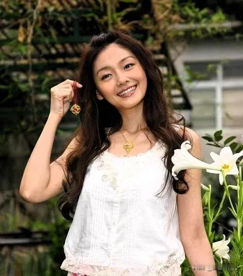 台湾某艺人去世后家属抠门买小墓地 涉事亲人被指靠流量赚钱
最近网上有人说台湾某个