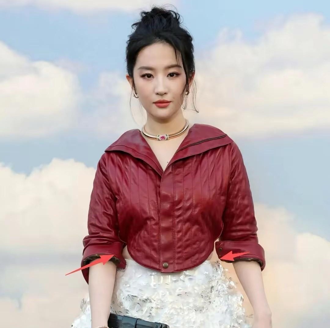 刘亦菲外媒生图翻车，颜值扛住了，但是腰间的两坨肉还是有点辣眼。刘亦菲的美貌被高估