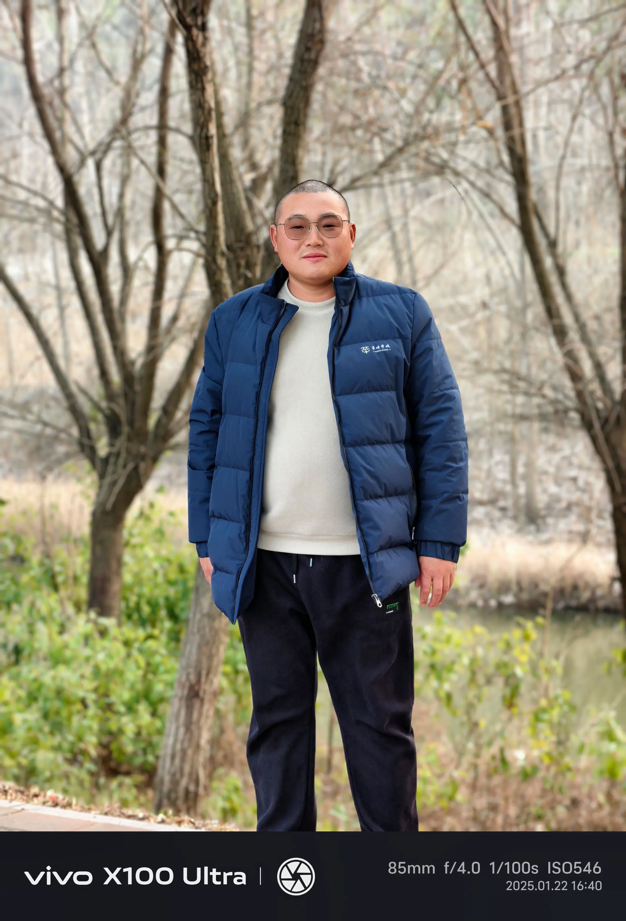 🎉胖子穿羽绒服也能显瘦？秘诀看这里！👇 蓝色立领款+深色休闲裤，藏...