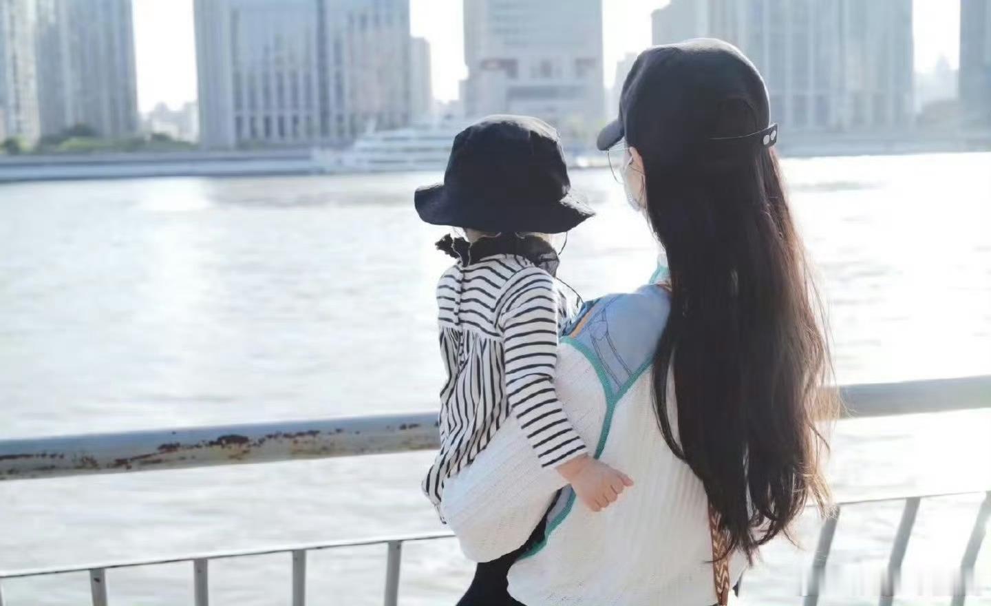 唐嫣参加女儿幼儿园艺术节 唐嫣女儿的幼儿园艺术节在上海大剧院举办，唐嫣低调现身，