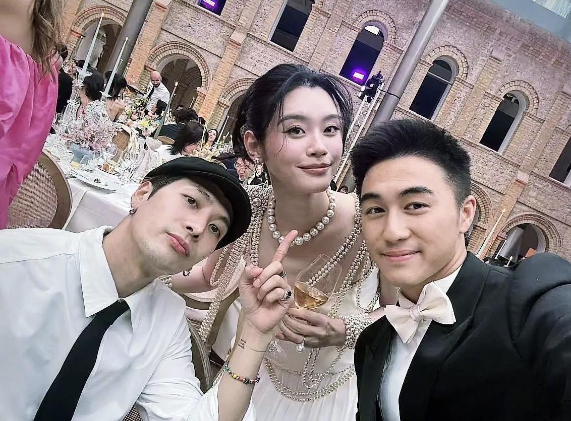 奚梦瑶感觉是一个没啥珠宝收藏的豪门阔太，婚礼上佩戴的珠宝，多半是品牌赞助的，不是