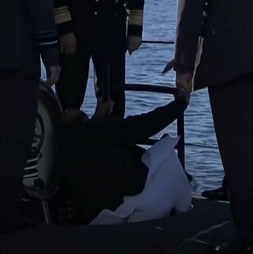 印防长参观德国潜艇时被舱门卡住 4月22日，印度国防部长辛格参观德国潜艇时，在下