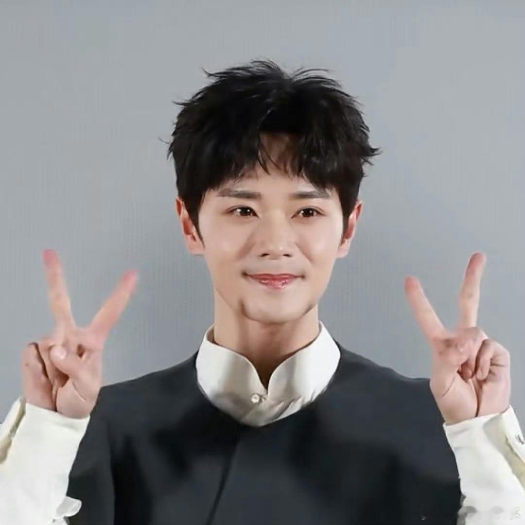 曹骏真俊啊一种很不适合他的妆造感。建议内娱所有男艺人团队明白，性张力真的很重要。