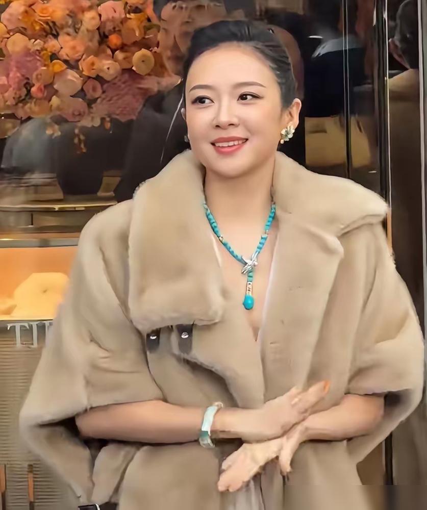 章子怡Tiffany活动生图炸热搜！脸圆到下颌线消失，8000万网友吵疯了
有