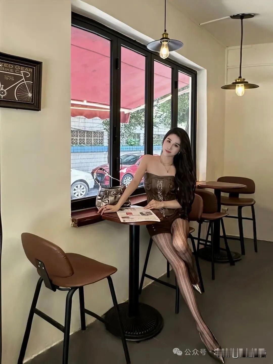 复古咖啡馆里的时尚少女，享受悠闲时光。