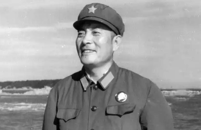 1970年，少将探望儿子被哨兵拦下，他不怒反笑："叫你们师长裴飞正跑步来见我！"