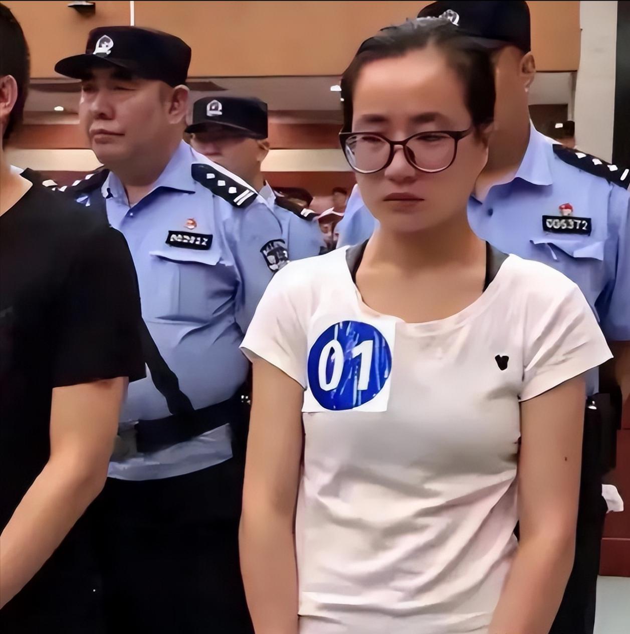 [中国赞]2019年，读硕士的杨春燕，在教室上课时，被警察带走了。带走前，老师问