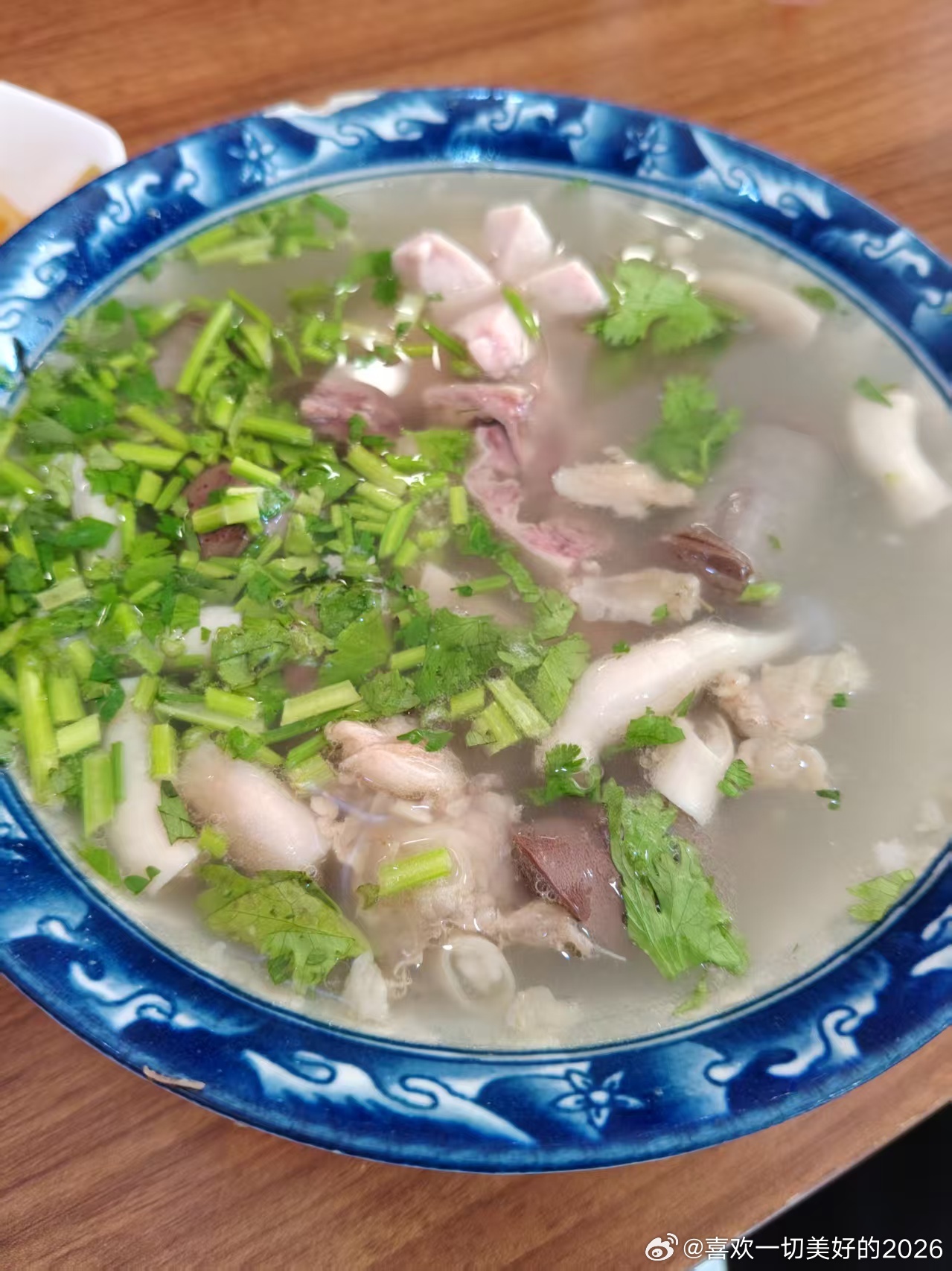 早晚饭都在酒店吃了，很难吃到外面的饭，中午抓紧时间吃个羊肠汤 