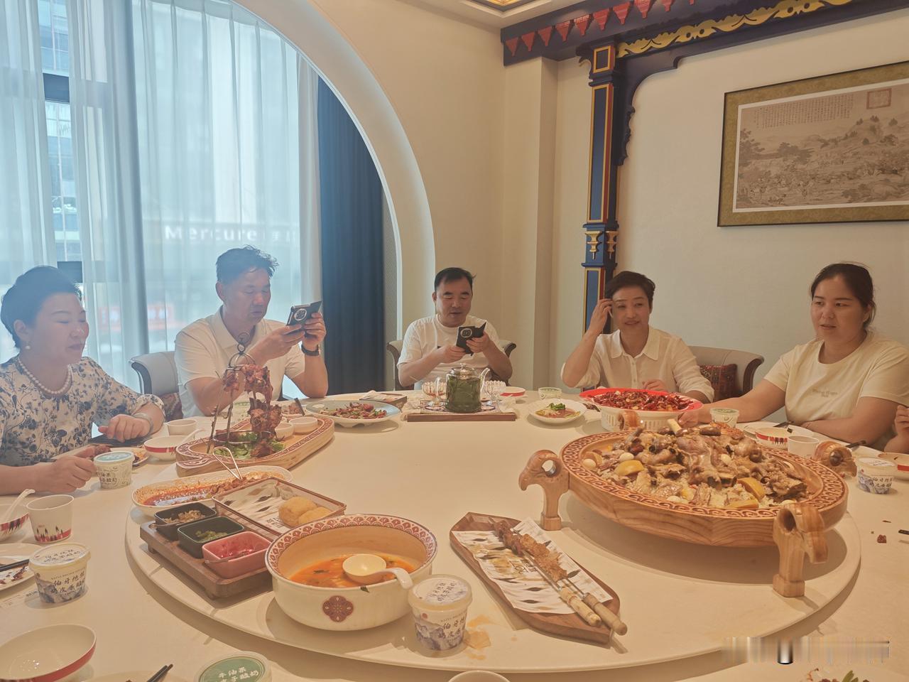 晒图笔记大赛这么丰盛的新疆大餐真是第一次见，也是第一次吃。美得不得了！新疆美食