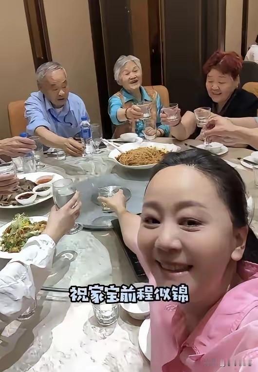 王一楠为女儿办的这场只有一桌的升学宴，没有舞台、没有横幅、没有华丽的流程，却恰恰