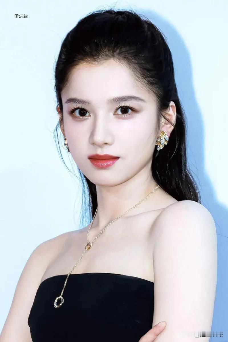 真正的内娱新四美，不接受反驳！
1. 张婧仪，1999年生，湖南人，身高168，