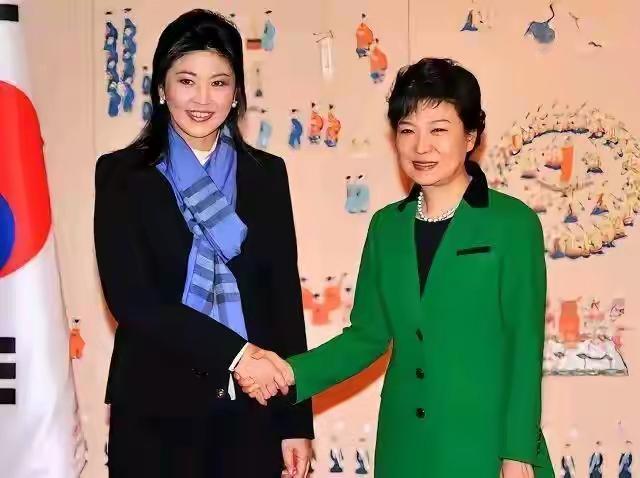 两位女性的握手
说明什么？[玫瑰]