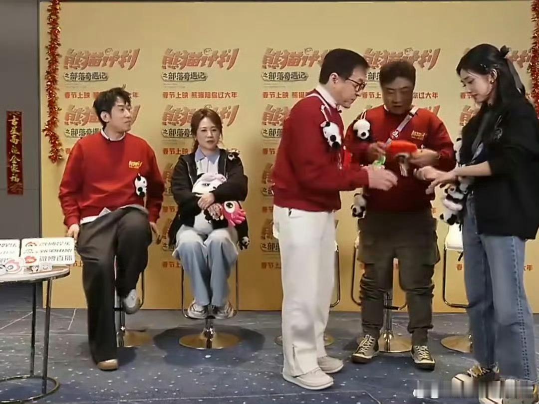 成龙把掉地上的口香糖捡起来吃了成龙在《熊猫计划之部落奇遇记》直播中太圈粉！炫技吃