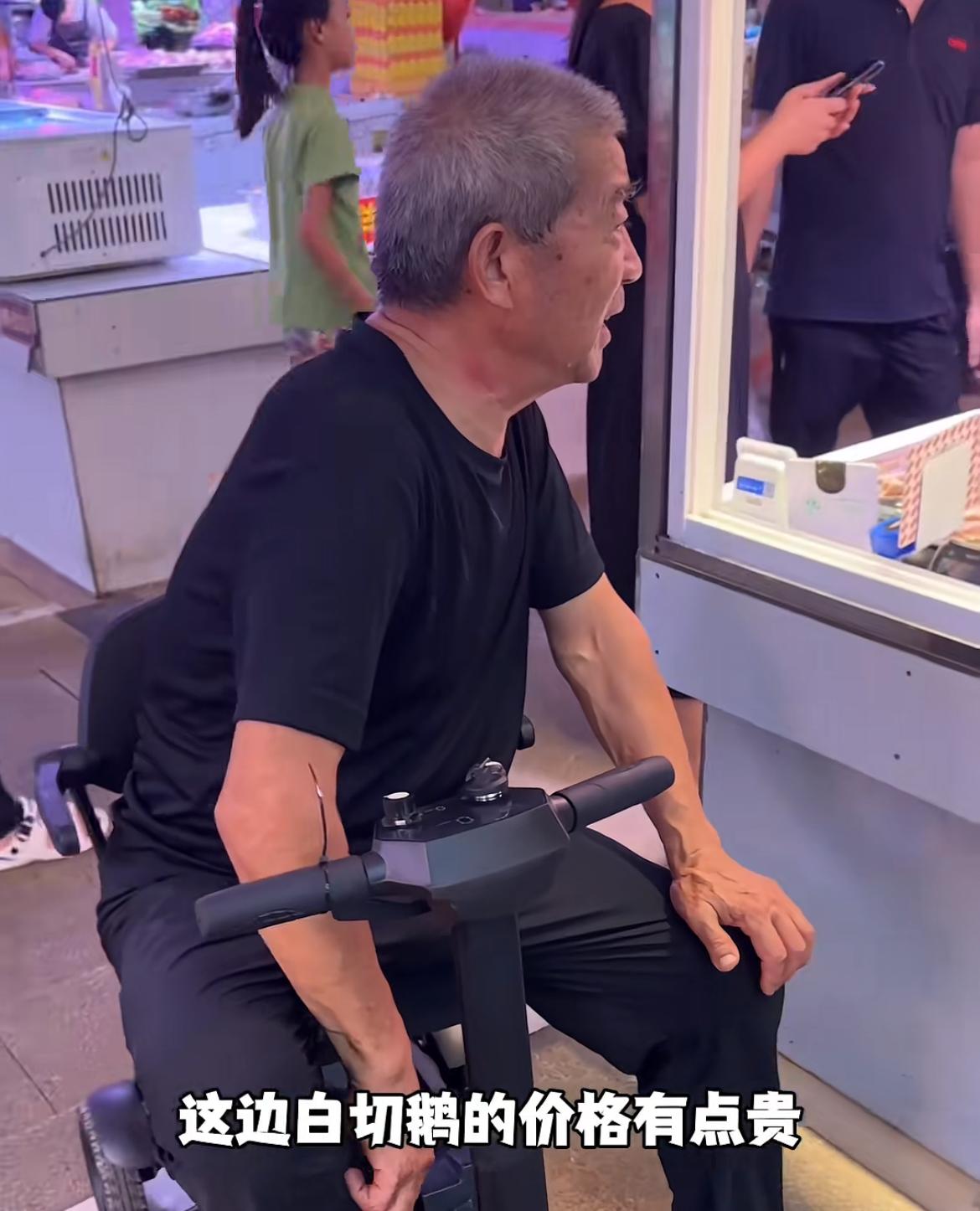 网友担心的事情还是发生了！6岁天赐75岁的爸爸黄维平，身体也大不如从前了，居然用